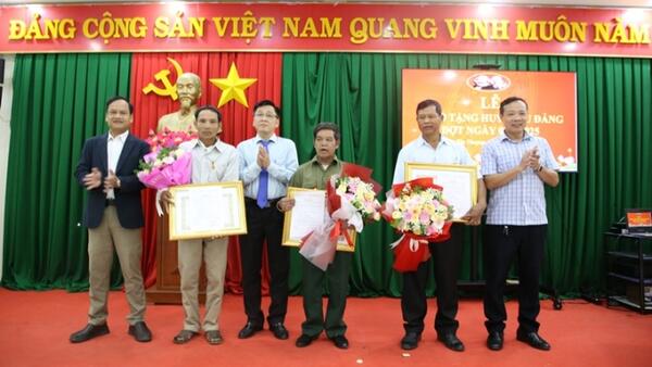 Đảng ủy xã Sơn Tây Thượng: Lễ trao Huy hiệu Đảng nhân dịp Quốc khánh 2-9.