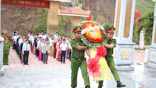 Xã Sơn Tây Thượng: Thành kính dâng hương, hoa viếng nghĩa trang Liệt sĩ Sơn Tây nhân kỷ niệm 80 năm Cách mạng Tháng Tám và Quốc khánh 2/9.