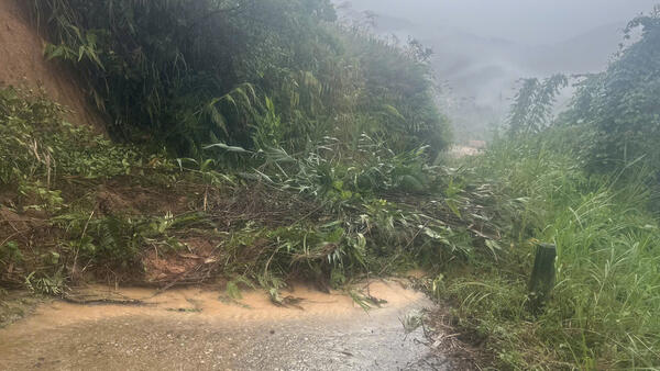 Mưa lớn gây sạt lở nhiều điểm trên địa bàn xã Sơn Tây Thượng